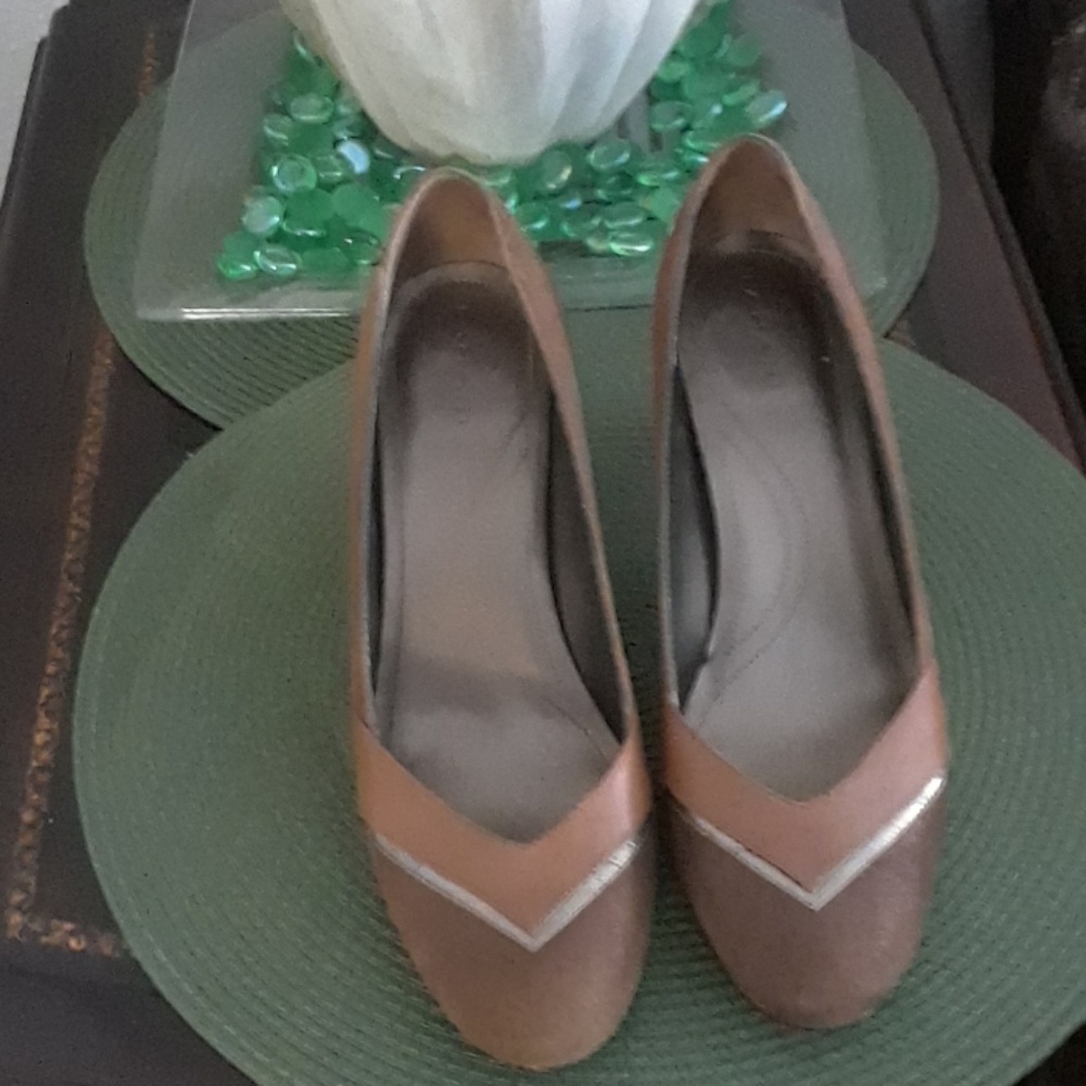 Tahari 9.5M Beige and Brown Helk